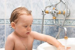 Baby, 12 Monate, wäscht Hände Baby, 12 Monate, wäscht Hände
