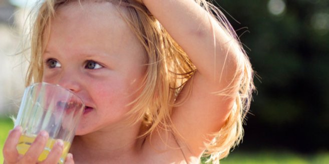 Vergiftungen bei Kleinkindern: Kind trinkt gelbe Flüssigkeit Vergiftungen bei Kleinkindern: Kind trinkt gelbe Flüssigkeit