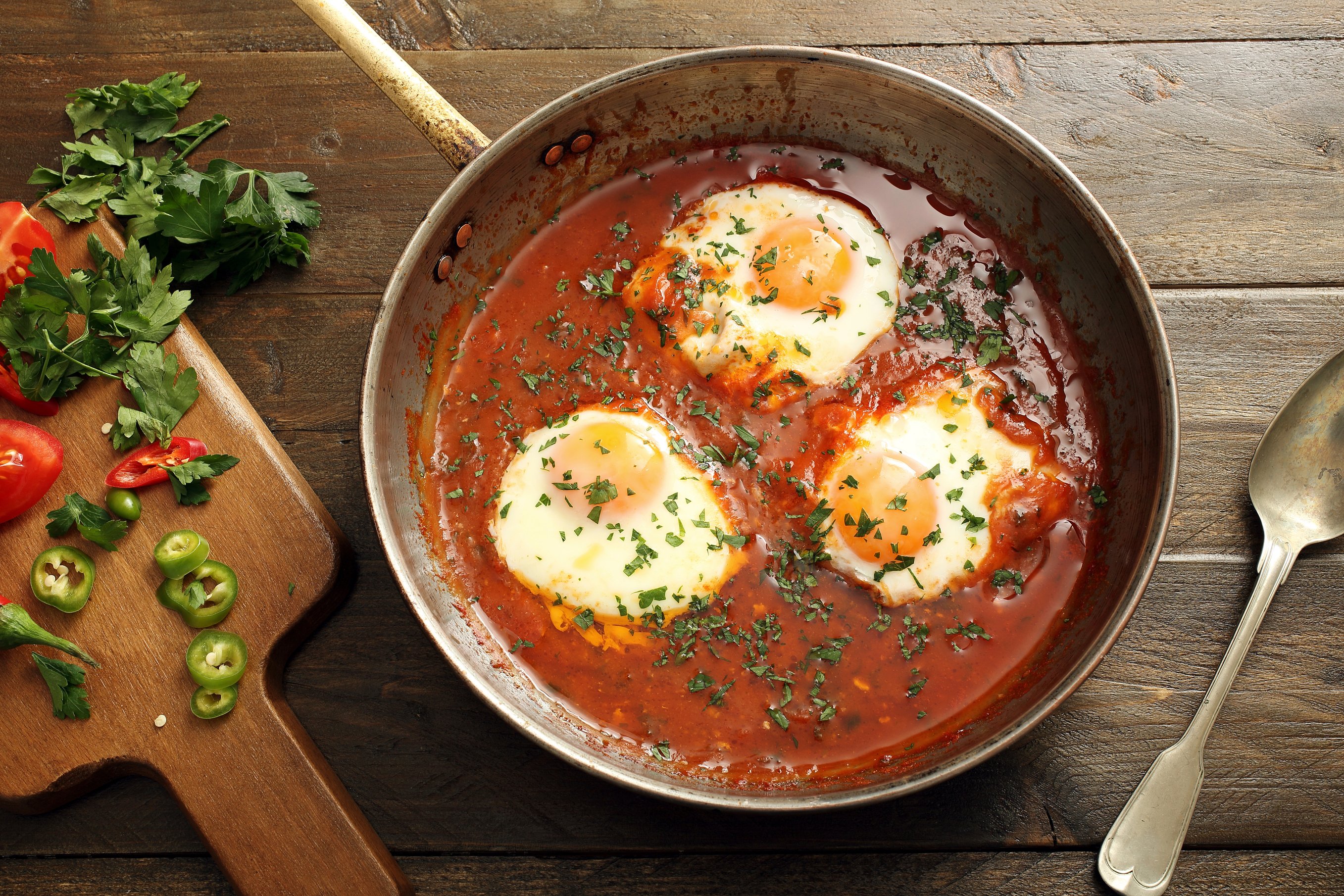 Huevos ahogados en salsa de tomate