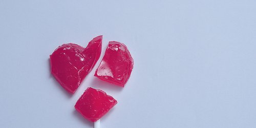 Gebrochenes Herz heilen: Was hilft wirklich bei Liebeskummer?