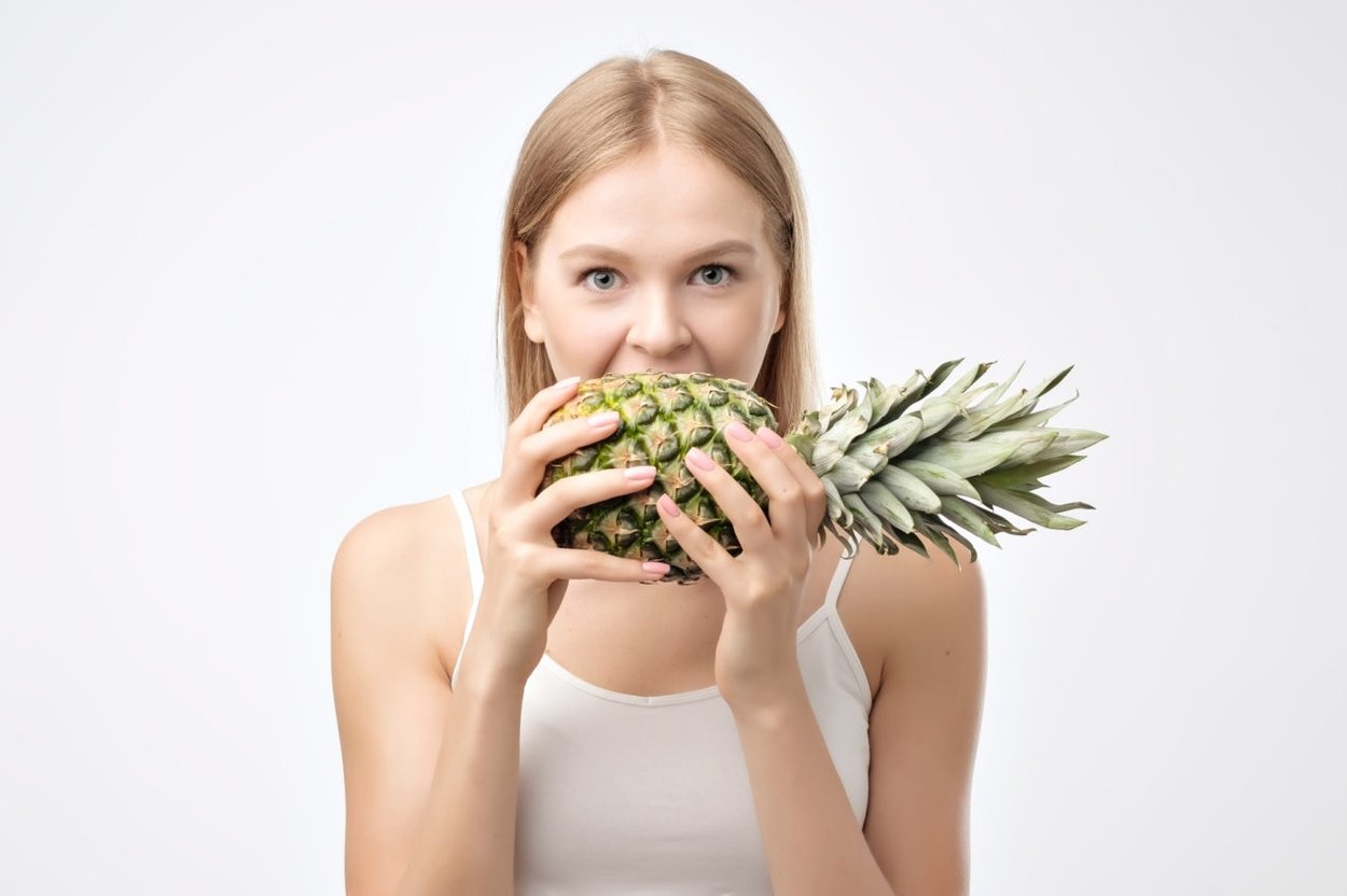 Mädchen isst Ananas Mädchen isst Ananas