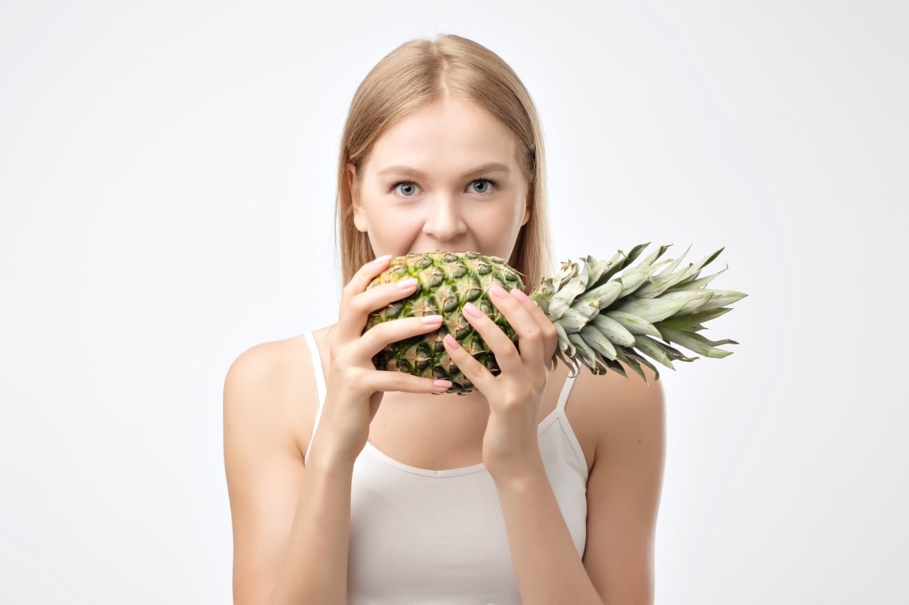 Mädchen isst Ananas Mädchen isst Ananas