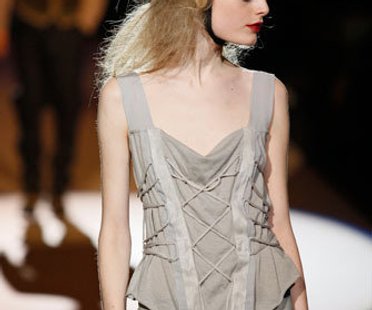 Auf der Show von Diesel Black Gold auf der Mercedes Benz Fashion Week Herbst Winter 2009 trägt das Model eine helle geschnürte Corsage und Jeans