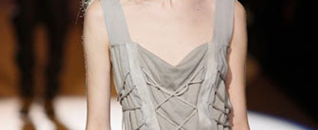 Auf der Show von Diesel Black Gold auf der Mercedes Benz Fashion Week Herbst Winter 2009 trägt das Model eine helle geschnürte Corsage und Jeans