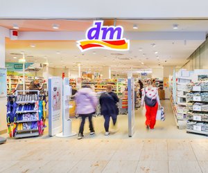 Sag kleinen Fältchen den Kampf an: Dieses dm-Serum bringt deine Haut zum Strahlen