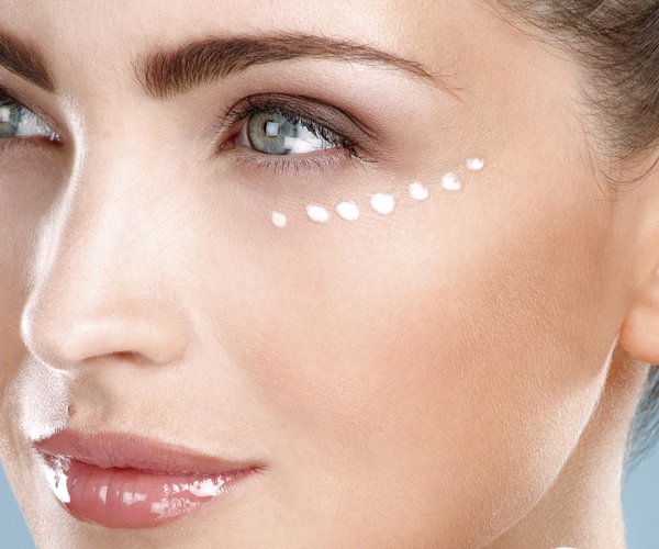 Beste Augencreme Welche hilft wirklich gegen Falten?