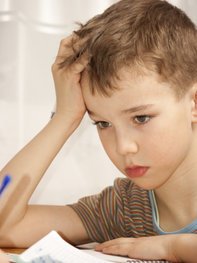 Ein Symptom bei ADHS sind Schwierigkeiten bei den Hausaufgaben. Ein Symptom bei ADHS sind Schwierigkeiten bei den Hausaufgaben.