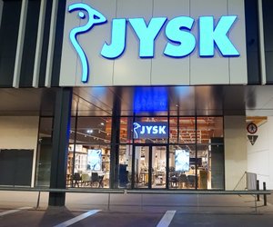 Rustikaler Charme: Die graue Tischlampe von Jysk für Gemütlichkeit im Wohnzimmer und Co.