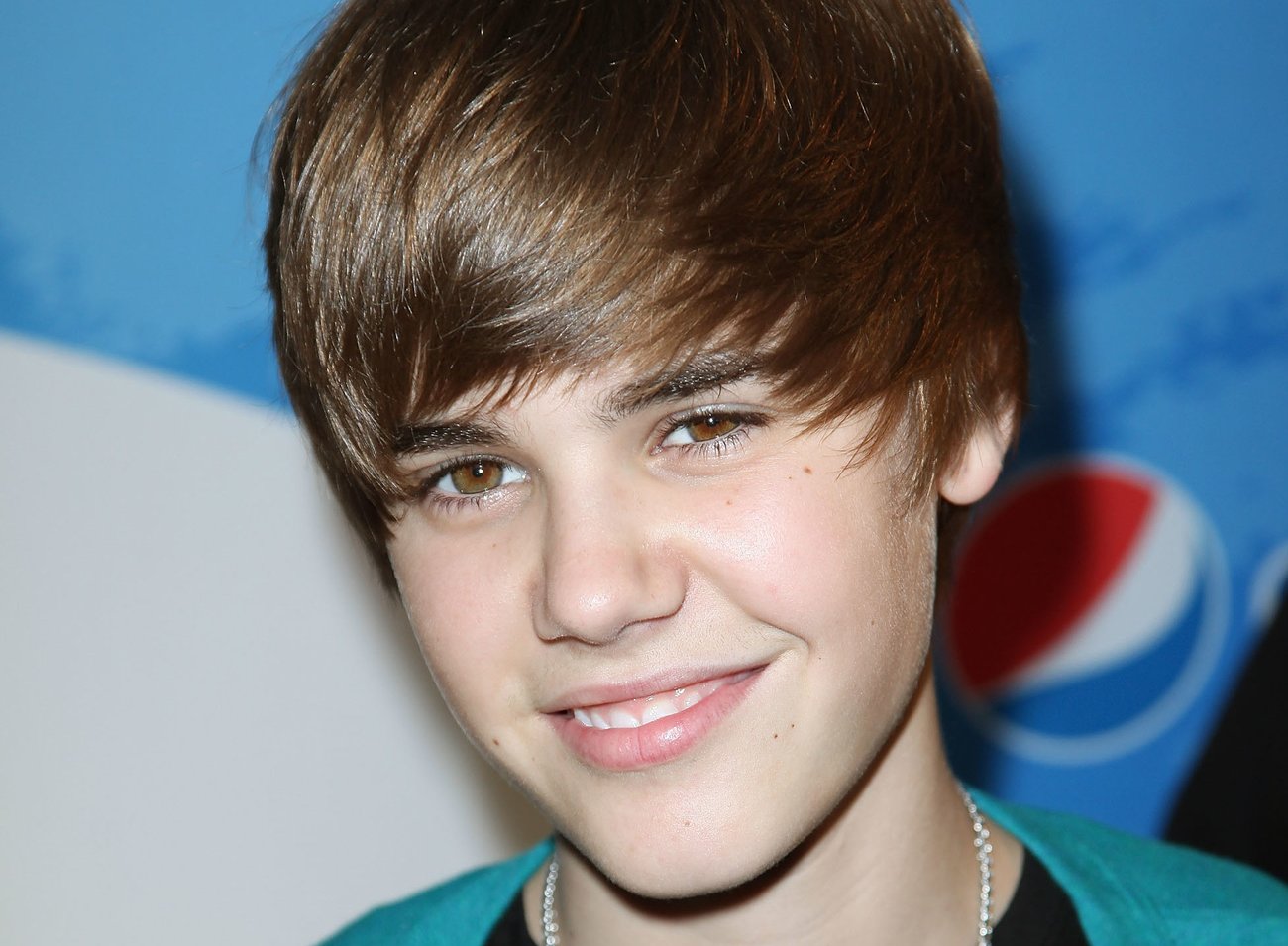 Justin Bieber mit Topfschnitt Justin Bieber mit Topfschnitt