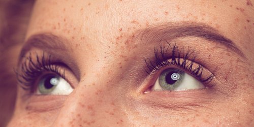 DIY Wimpernserum selbst machen: Volle Wimpern von zuhause aus