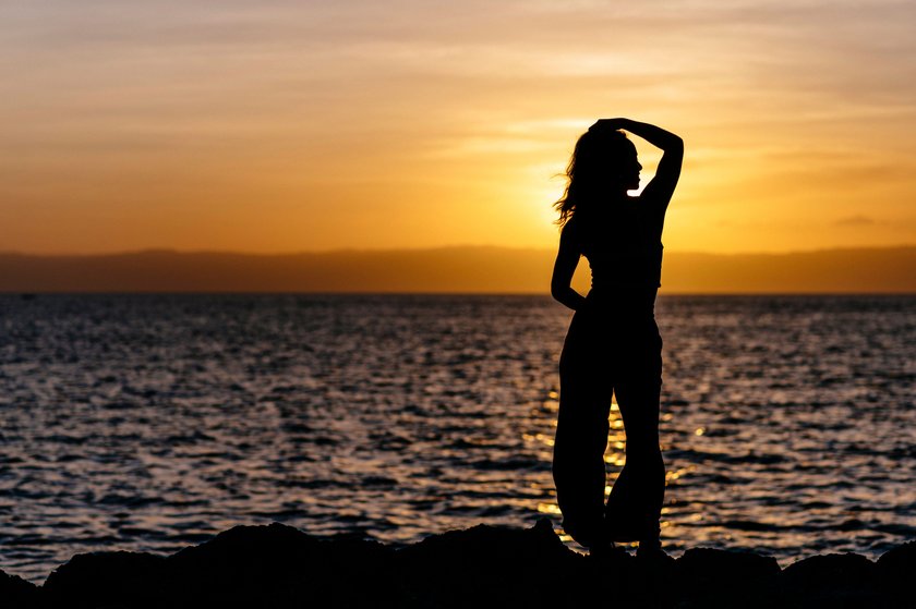 Silhouette einer Frau am Strand