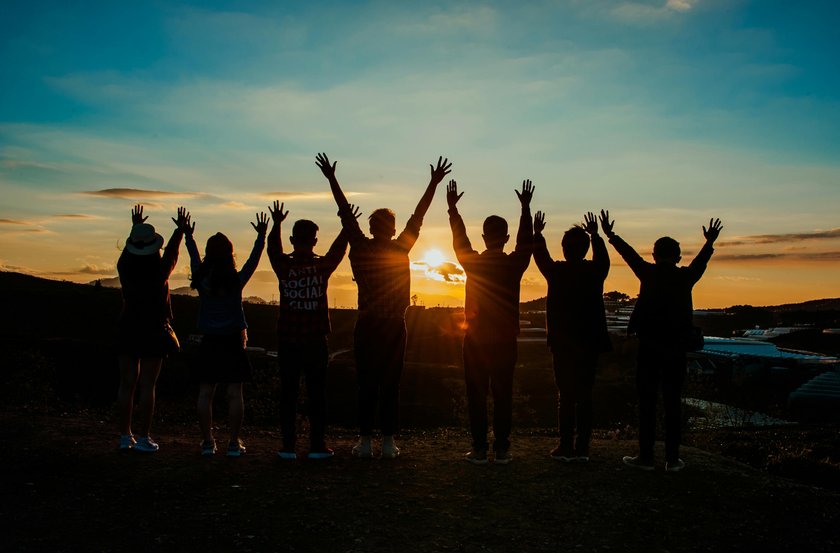 Freunde bei Sonnenuntergang