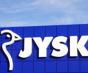 Gemütlichkeit pur: Bei Jysk gibt es den perfekten Sessel für entspannte Lesestunden und Seriennächte