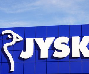 Adventszauber für den Tisch: Die Jysk‑Weihnachtstasse im rustikalen Stil für 4 Euro begeistert!
