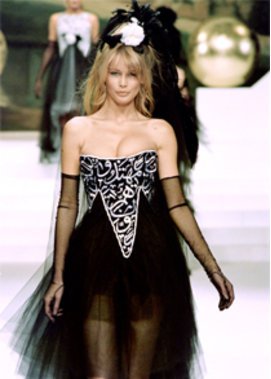 Claudia Schiffer in Chanel Claudia Schiffer in Chanel