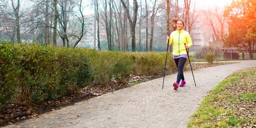 Kalorienverbrauch Walking: So viel verbrennst du mit Walken