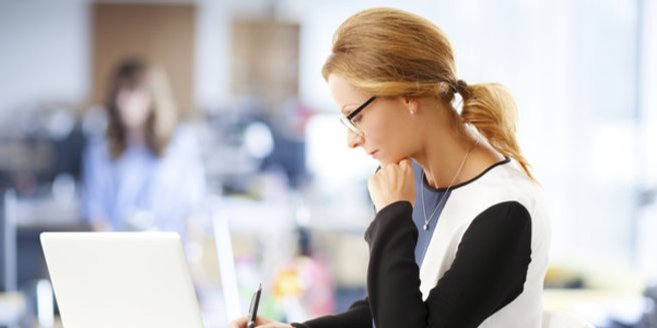 Den Job wechseln: Frau im Büro Den Job wechseln: Frau im Büro