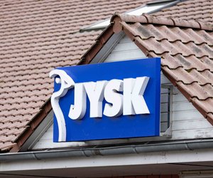 Wohnliche Wärme: Dieses Jysk-Sitzkissen sorgt für flauschige Stunden daheim