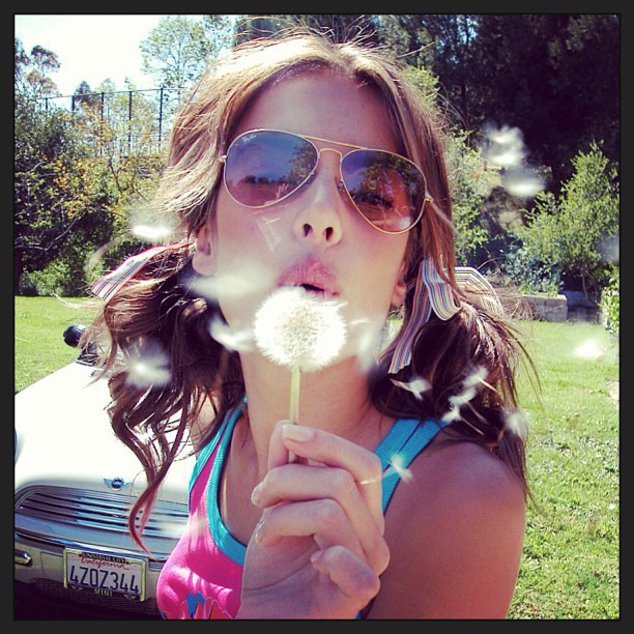 Alessandra Ambrosio mit einer Pusteblume Alessandra Ambrosio mit einer Pusteblume