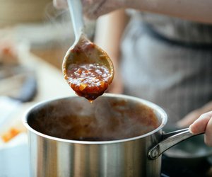 Nie wieder Schrubben: Mit diesen Tricks reinigst du angebrannte Töpfe mühelos