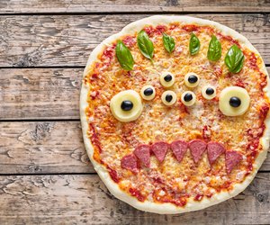 So belegst du ganz einfach eine Halloween-Pizza