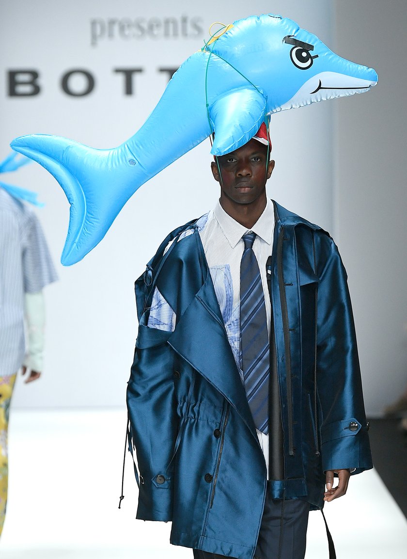 Model mit Delfin auf dem Laufsteg bei der Botter Show Berlin Fashion Week