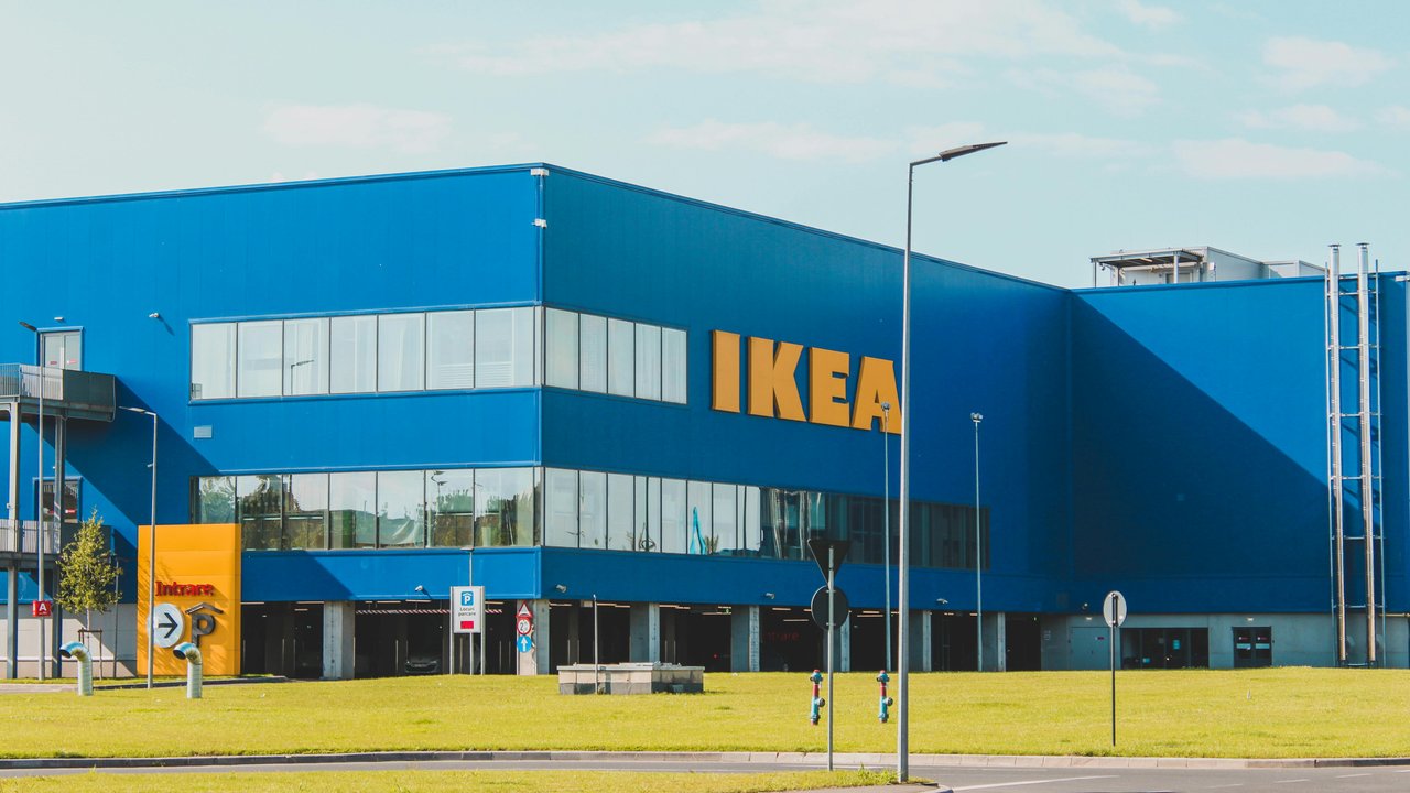 Mit der schicken Kanne von Ikea hast du gleichzeitig ein stilvolles Deko-Element.