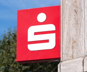 Wann werden Geldeingänge bei der Sparkasse gebucht?