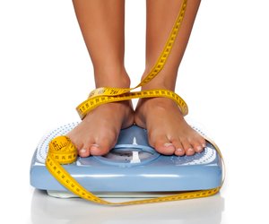 Frau wird wegen Übergewicht schräg angeschaut