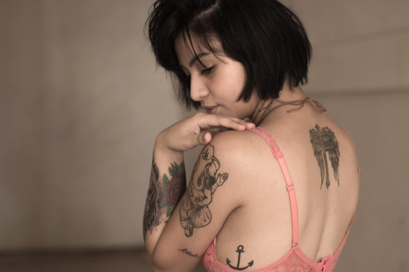 Frau mit Tattoos