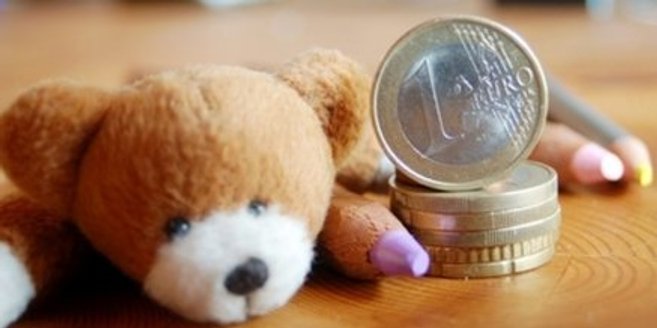 Geld zwischen Bundstiften und Teddy Geld zwischen Bundstiften und Teddy
