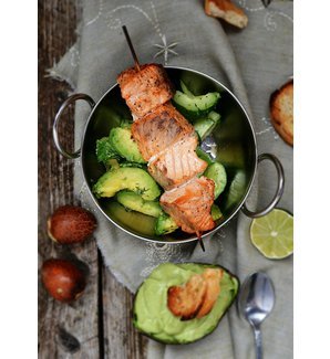 Lachsspieß mit Gurkensalat Lachsspieß mit Gurkensalat