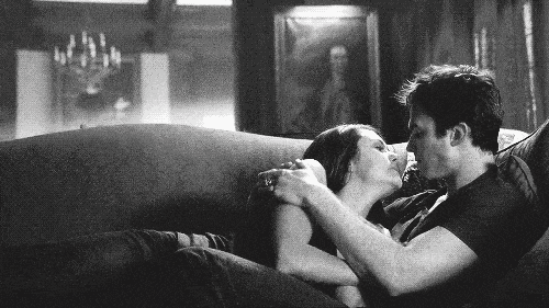 Vampire Diaries: Elena und Damon auf der Couch