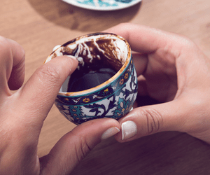 Kaffeesatz lesen: Die wichtigsten Regeln, Symbole & ihre Bedeutung