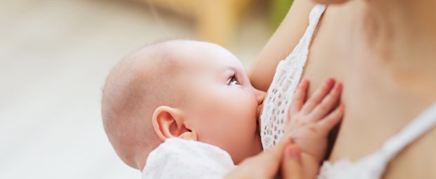 16 Situationen, die du kennst, wenn du dein Baby stillst