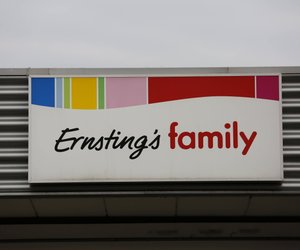 Vintage-Vibes für dein Wohnzimmer: Diese stylische Kachel-Vase von Ernsting's Family ist ein echter Hingucker