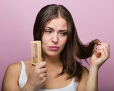 Frau kämmt Haare Frau kämmt Haare