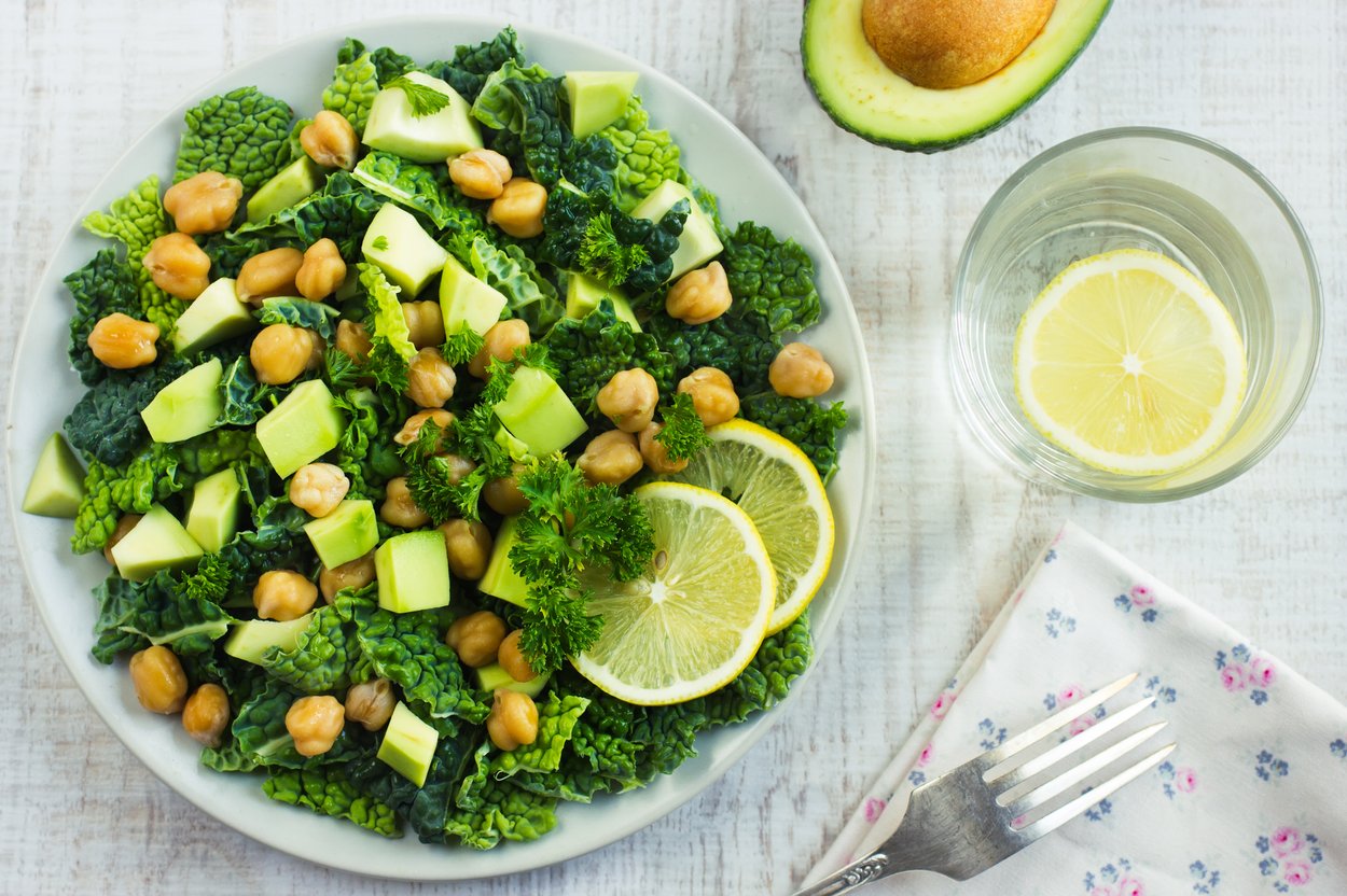 Wirsingkohlsalat mit Avocado und Kichererbsen Wirsingkohlsalat mit Avocado und Kichererbsen
