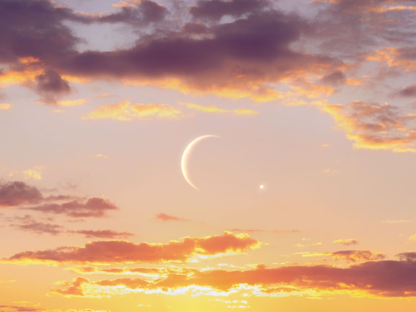 Neumond bei Sonnenuntergang