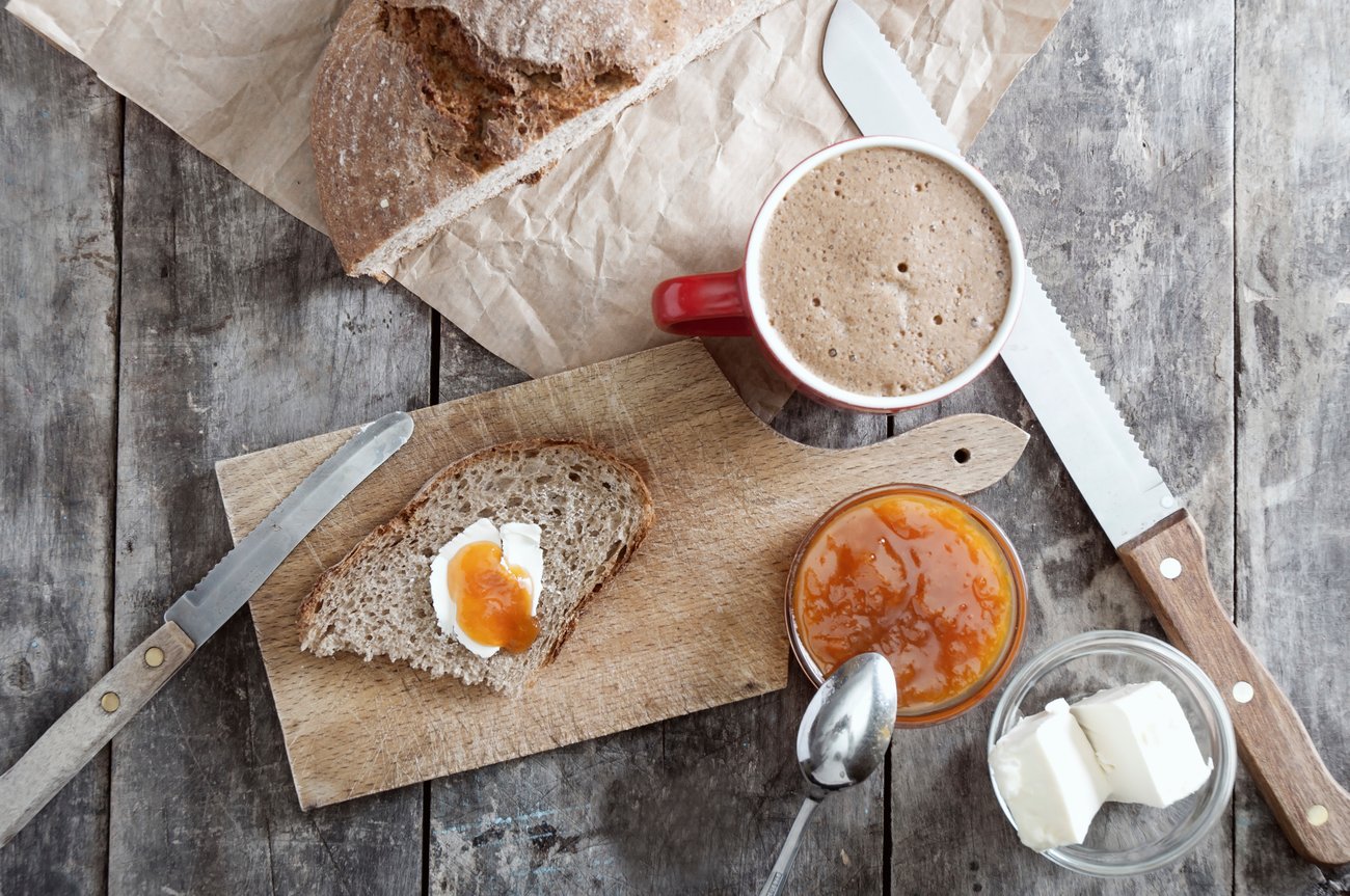 Frühstück mit Brot, Kaffee und Marmelade Frühstück mit Brot, Kaffee und Marmelade