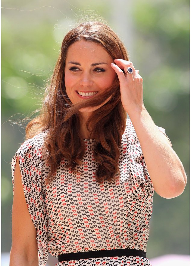 Kate Middleton streicht sich Haare aus dem Gesicht Kate Middleton streicht sich Haare aus dem Gesicht