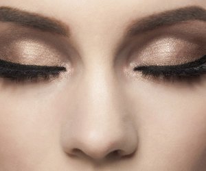Eyeliner-Schablone: Perfekten Lidstrich ziehen