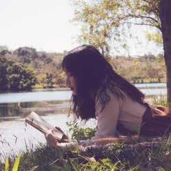 Retro-Feeling: 7 Bücher, die den Sound vergangener Jahrzehnte einfangen