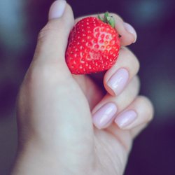 Erdbeermilch-Nägel: Das ist der süßeste Nageltrend des Frühlings