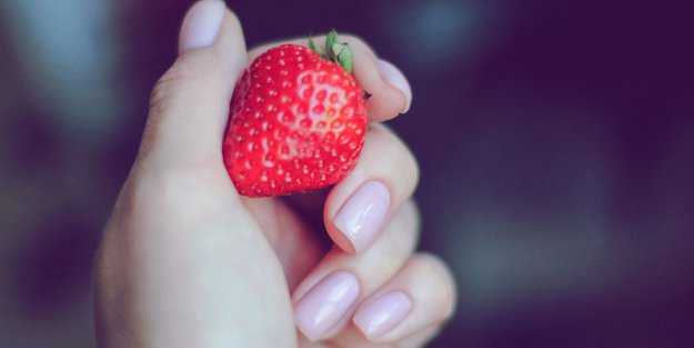 Erdbeermilch-Nägel: Das ist der süßeste Nageltrend des Frühlings