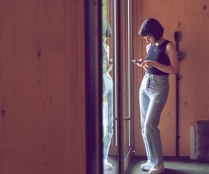 Phänomen Handynacken: Was zu viel Bildschirmzeit mit deinem Körper macht