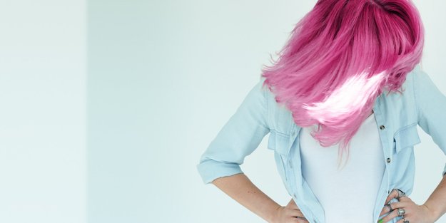 Haare färben mit Krepppapier: Hier kommt die Anleitung!