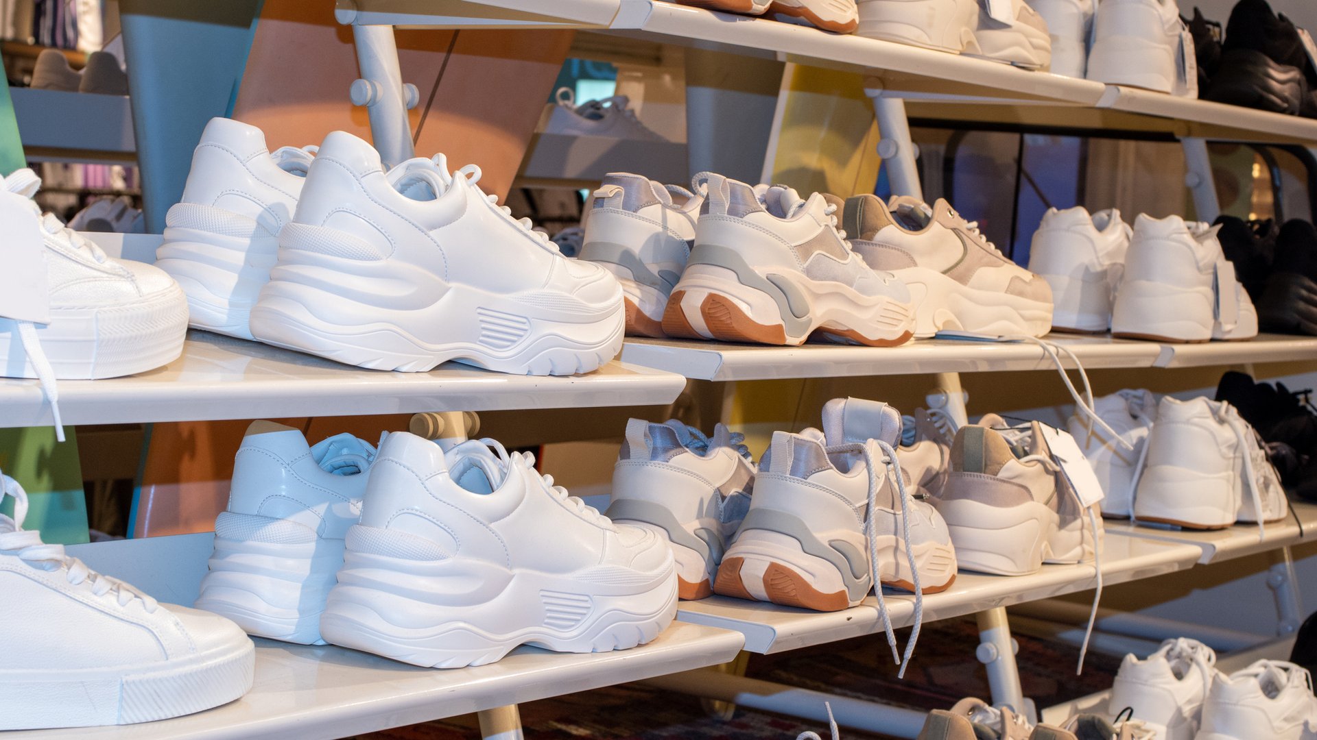 Letzte-Chance-auf-die-besten-Sneaker-Angebote-des-Jahres-Adidas-Nike-Vans-New-Balance-im-Sale