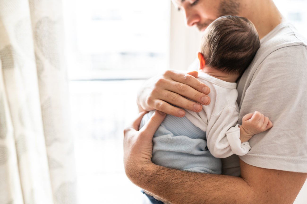 Vater mit Neugeborenem Vater mit Neugeborenem