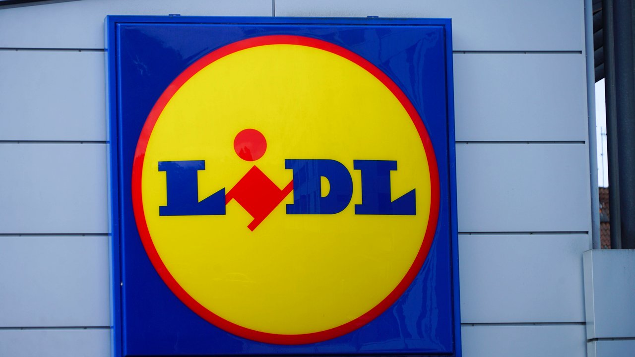 Mit den Badepantoletten von Lidl kannst du beim Festival die Nacht zum Tag machen.